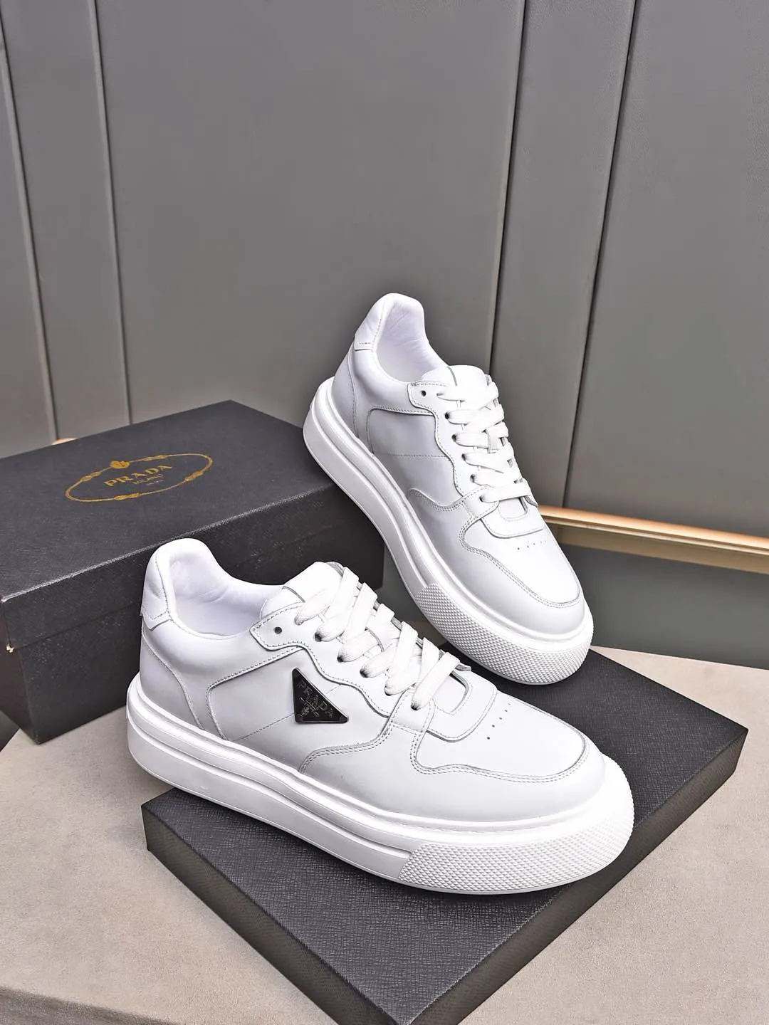 Men's shoes 💰500 Prada/Prada Men's new casual shoes, this upper is made of imported calfskin. The outside is decorated with the P family's classic metal triangle enamel logo, with cowhide lining and cowhide for the foot pads. The outsole is made of non-slip sports exclusive rubber outsole with logo, which feels good on the feet. It is a fashionable and fashionable item!  Size: 38-44 (45 customized)